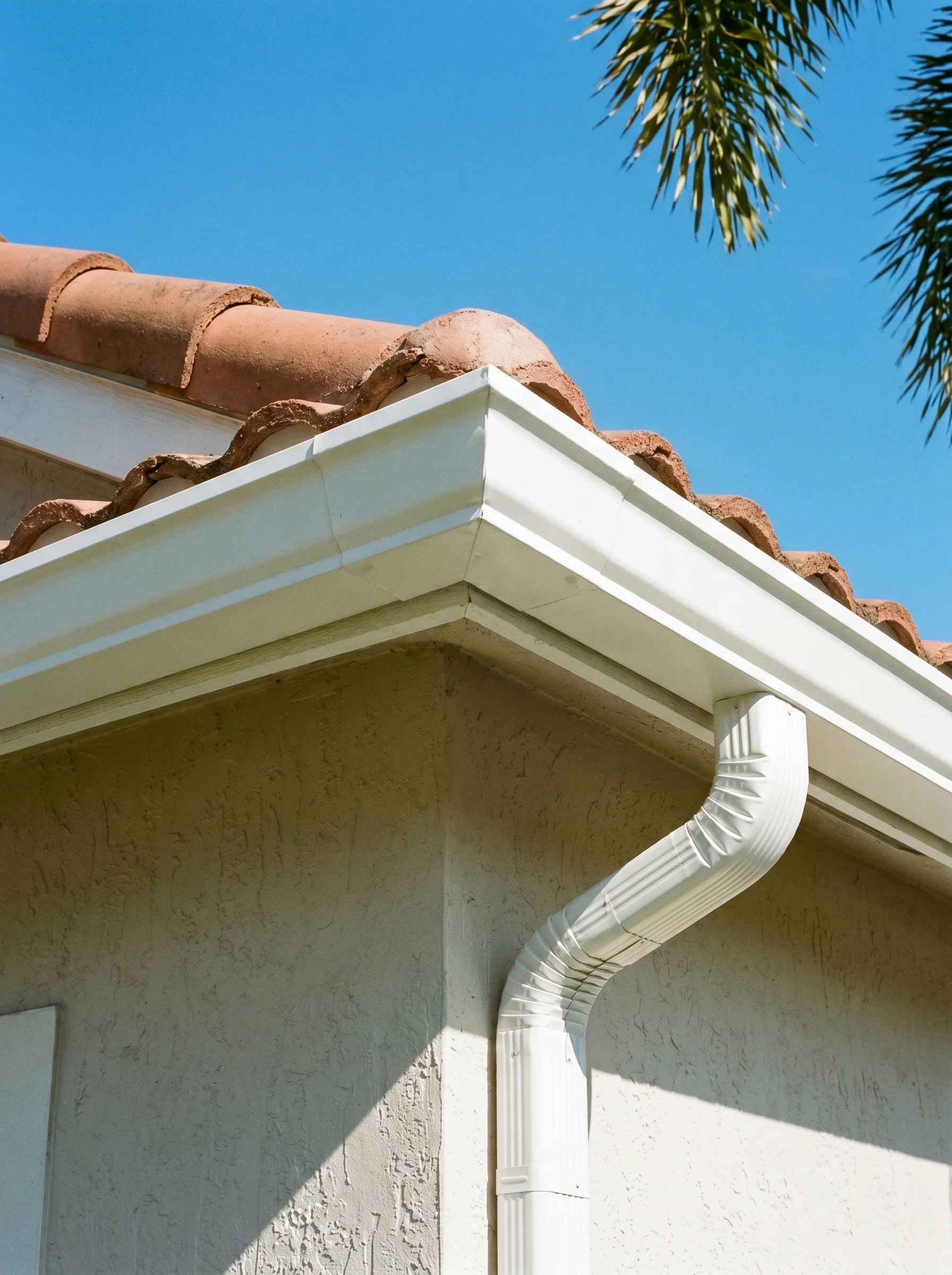 Clean aluminum gutter installation